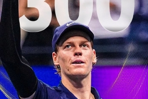 双喜临门！辛纳取得生涯第300场胜利&晋级美网男单决赛