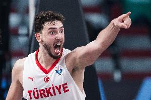 欧锦赛历史第六个三双！申京仅用26分钟就砍下15分10板10助三双