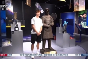 像吗？辛纳为冠军兵马俑揭幕：这雕像比我强壮许多，但我还能长