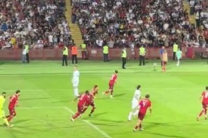 C罗都无奈了！给队友喂到嘴边的饼都不吃