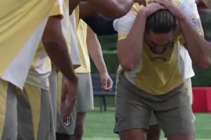 伊布、皮尔洛、加图索挡在人墙上，但C罗依然踢进了经典的任意球