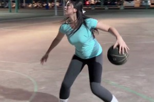 有没走步？野球场肘姐晒视频：你看清我的脚步了嘛？